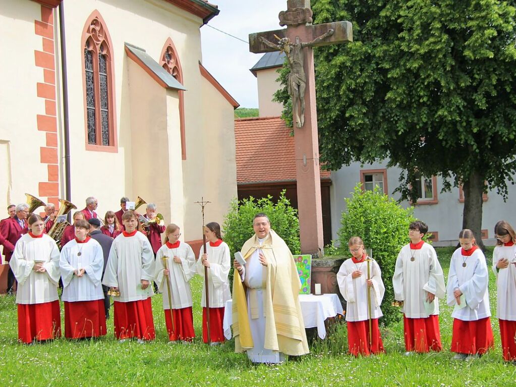 Fronleichnamsfeier bei der katholischen Kirche in Btzingen