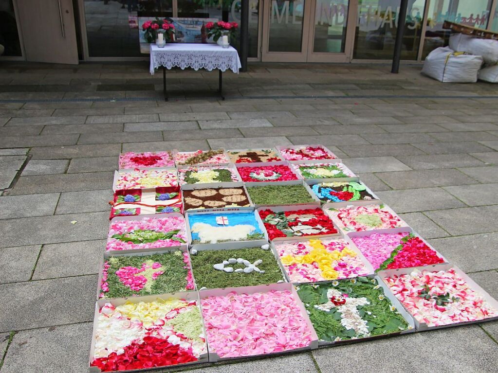 Blumenteppich aus Pizzaschachteln vor dem Gemeindehaus bei der evangelischen Kirche in Btzingen.