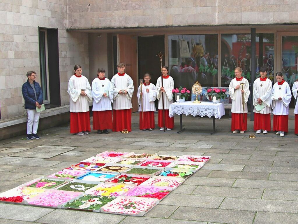 Eine Station der katholischen Fronleichnamsprozession war vorm dem evangelischen Gemeindehaus in Btzingen