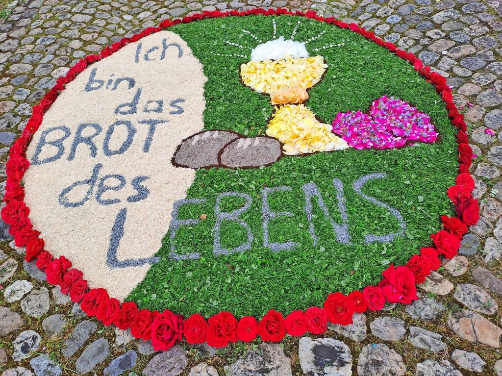 Wegen schlechter Wetterprognosen wurde die Prozession in Hartheim abgesagt – Blumenteppiche gab es aber dennoch.