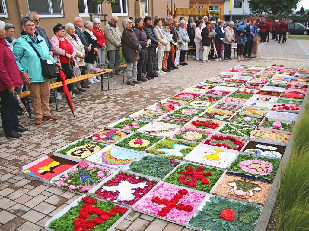 Station der Btzinger Fronleichnamsprozession  bei einem Blumenteppich beim Rathausplatz.