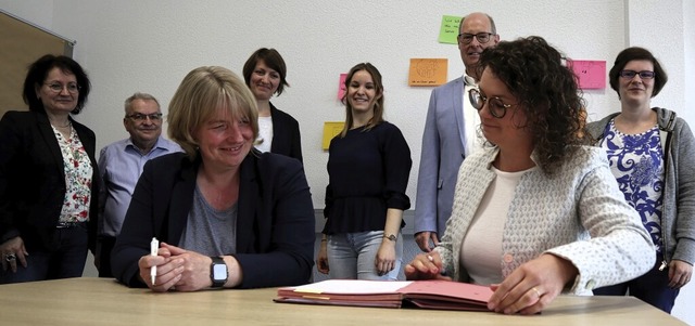 Eine Kooperation zwischen dem Landkrei...sprechende Vereinbarung unterzeichnet.  | Foto: Thomas Winckelmann