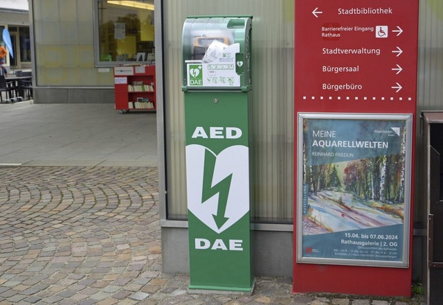 Auch am Seiteneingang des Rathauses steht ein Defibrillator.  | Foto: Stadt Rheinfelden