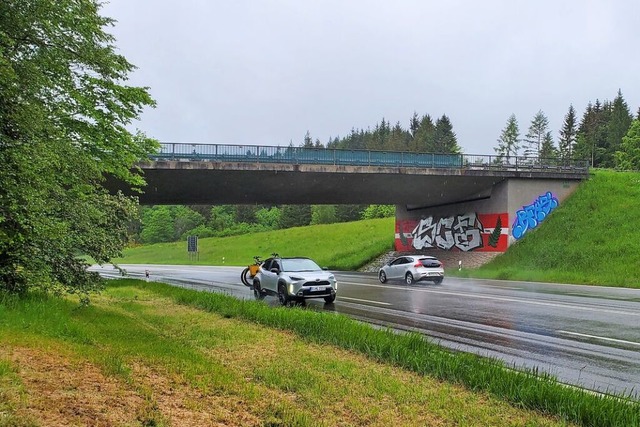 Die Brcke, die von der B 31 in Richtu...soll abgerissen und neu gebaut werden.  | Foto: Stefan Mertlik