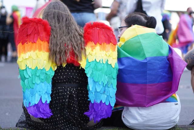 Mit Regenbogenfarben wollen Teilnehmende am 29. Juni durch Offenburg ziehen.  | Foto: Jrg Carstensen (dpa)