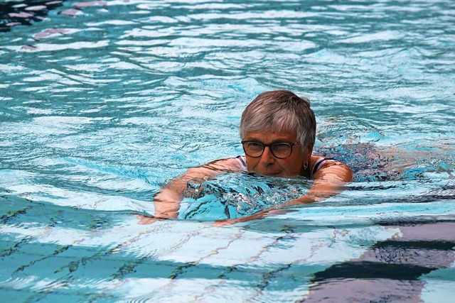 Gisela Tritschler ist eine der Ersten,...ag die glatte Wasseroberflche teilt.   | Foto: Cornelia Liebwein