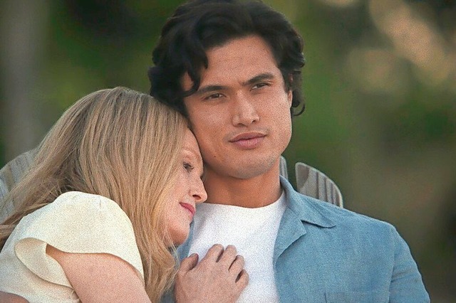 Ein Skandalpaar: Gracie (Julianne Moore) und Joe (Charles Melton)  | Foto: Francois Duhamel (dpa)