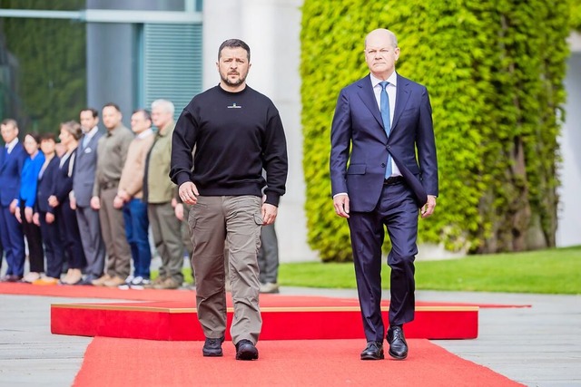 Der ukrainische Prsident Wolodymyr Se...n Berlin mit Bundeskanzler Olaf Scholz  | Foto: Christoph Soeder (dpa)