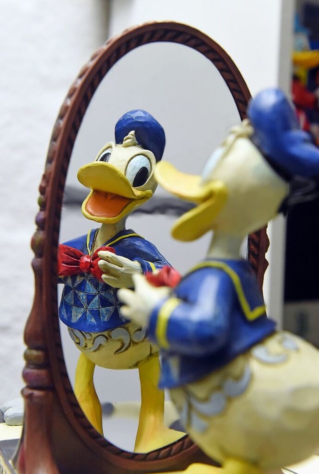 Eine Donald-Duck-Figur betrachtet sich im Spiegel.  | Foto: Uli Deck