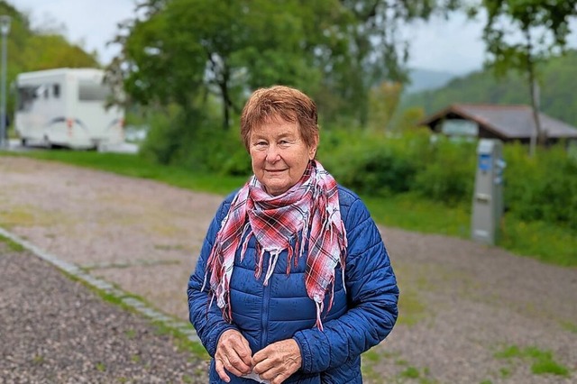 Platzwartin Edith Mutter auf dem Wohnmobilstellplatz am  Murhena  | Foto: Julia Becker