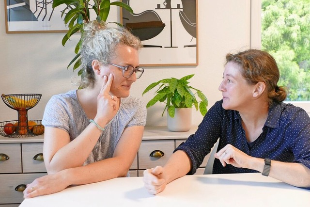 Kathrin Glanzmann (links) und Marion Fleig im Gesprch  | Foto: Franziska Kleintges