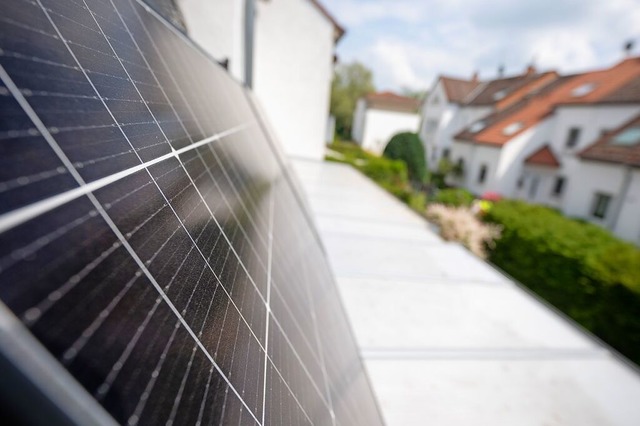 Dank des Solarpakets der Bundesregieru...ein Steckersolargert zu installieren.  | Foto: Sebastian Gollnow (dpa)