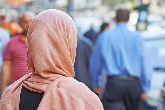 Abfallwirtschaft Lrrach ndert Flyer zur Mlltrennung, weil darauf zwei Frauen ein Kopftuch tragen