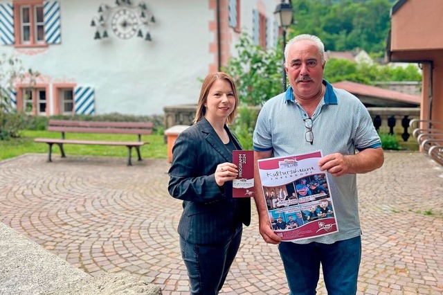 Klaus Brandl, Inhaber der Kulturscheun... das Programm fr die neue Saison vor.  | Foto: Kulturamt Wehr