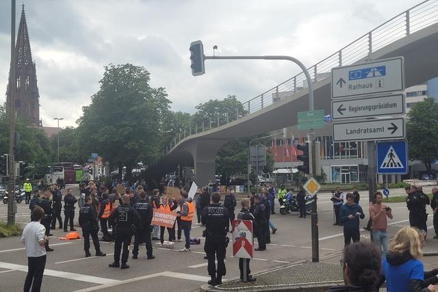Die "Letzte Generation" protestiert am Stadtgarten in Freiburg – und blockiert zeitweise die Strae