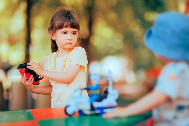 Spielzeug mit jemand Fremdem teilen? E...llten &#8211; auf das Wie kommt es an.  | Foto: nicoletaionescu (stock.adobe.com)