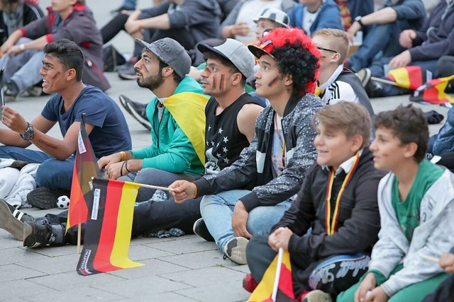 Faszinierte Fans beim Public Viewing w...r EM 2016 auf dem Lahrer Rathausplatz   | Foto: Christoph Breithaupt