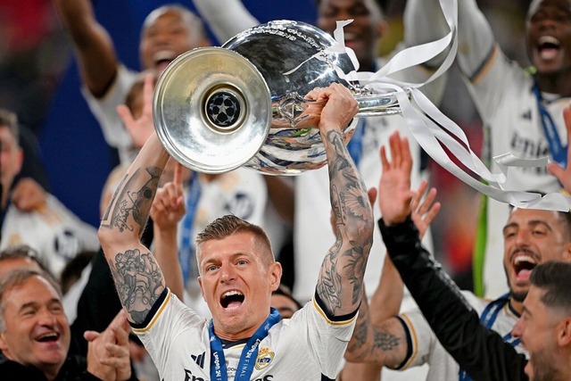 Toni Kroos mit dem Henkelpott.  | Foto: Robert Michael (dpa)