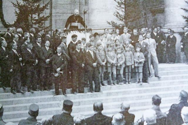 Zur Erffnung des Kollegs St. Blasien im Mai 1934 erteilt der Erzbischof den Segen