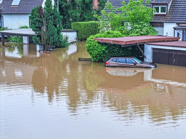 Das oberbayerische Pfaffenhofen an der...t starb ein 42-jhriger Feuerwehrmann.  | Foto: Jason Tschepljakow (dpa)