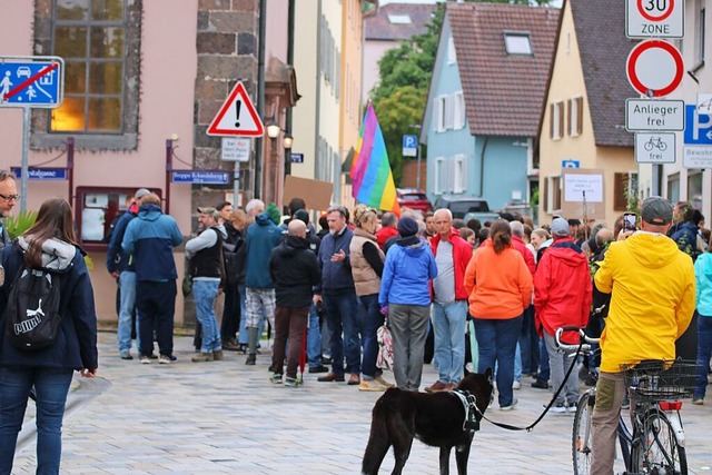 Die Menschen begrten die Besucher de...Rufen, Liedern und Anti-Nazi-Plakaten.  | Foto: Hans-Jochen Voigt