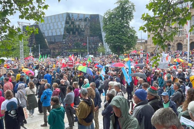 Tausende demonstrieren in Freiburg gegen Rechtsextremismus