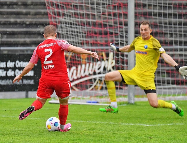 Die vorletzte Spielminute: Der Offebur...lege Yves Borie ins FCD-Tor versenken.  | Foto: Wolfgang Knstle