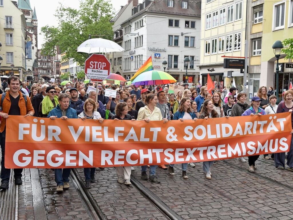 Rund 10.000 Teilnehmende gingen am Sonntag in Freiburg bei der Demonstration gegen Rechtsextremismus auf die Strae.