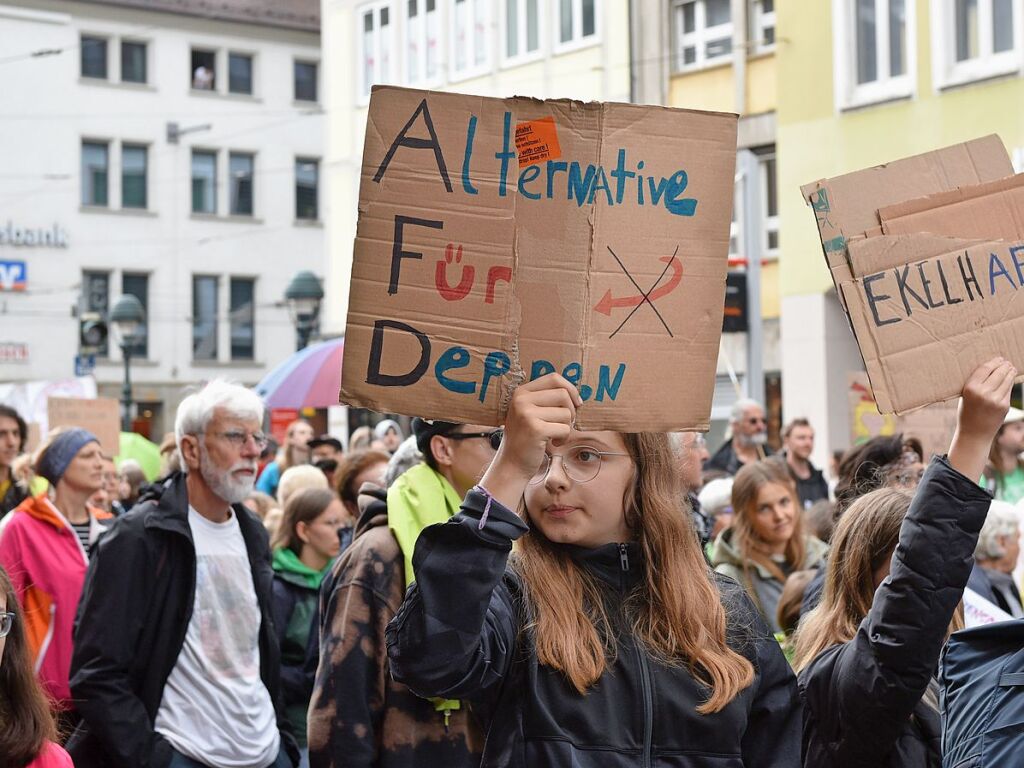 Rund 10.000 Teilnehmende gingen am Sonntag in Freiburg bei der Demonstration gegen Rechtsextremismus auf die Strae.