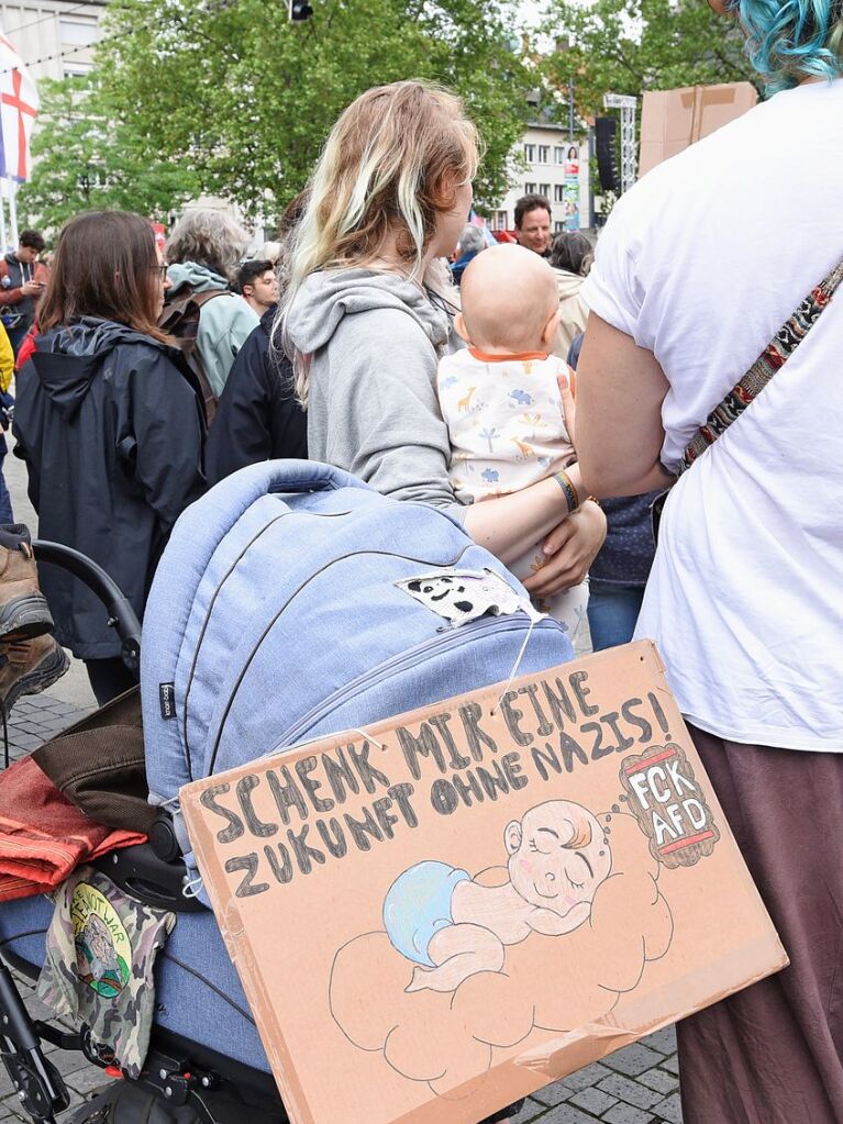 Rund 10.000 Teilnehmende gingen am Sonntag in Freiburg bei der Demonstration gegen Rechtsextremismus auf die Strae.