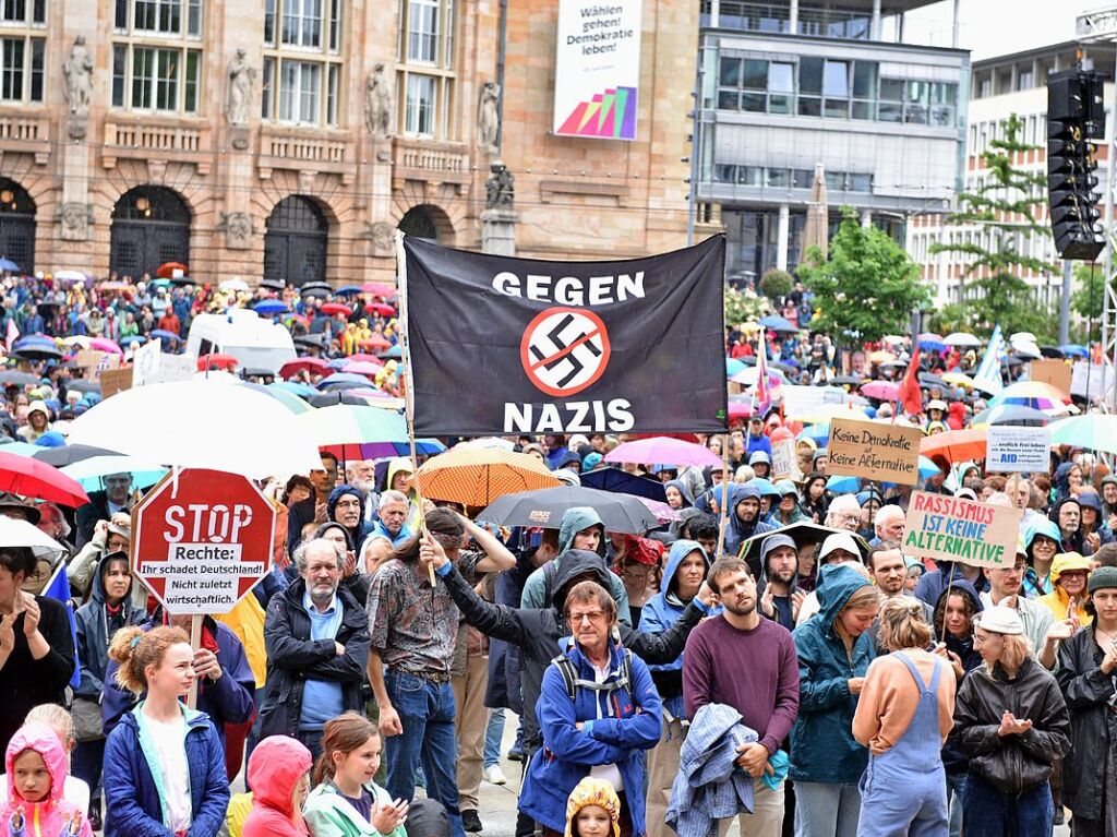 Rund 10.000 Teilnehmende gingen am Sonntag in Freiburg bei der Demonstration gegen Rechtsextremismus auf die Strae.