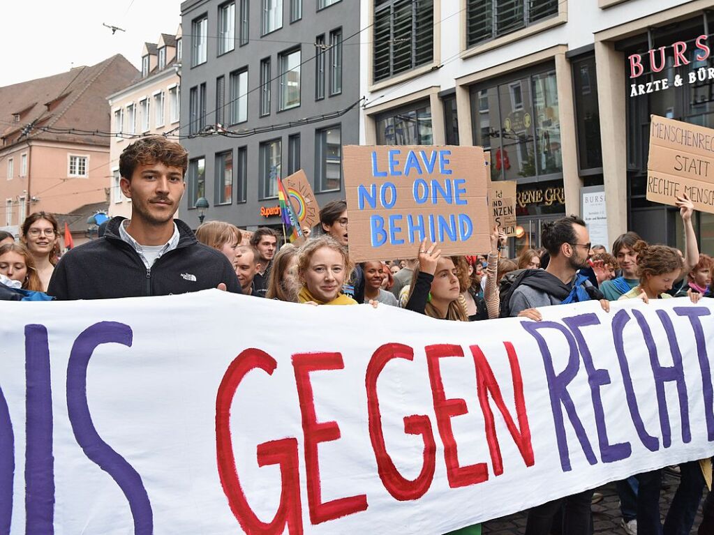 Rund 10.000 Teilnehmende gingen am Sonntag in Freiburg bei der Demonstration gegen Rechtsextremismus auf die Strae.