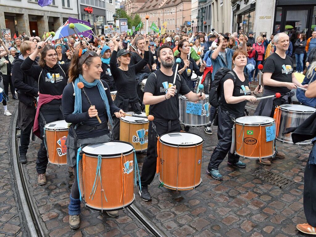 Rund 10.000 Teilnehmende gingen am Sonntag in Freiburg bei der Demonstration gegen Rechtsextremismus auf die Strae.