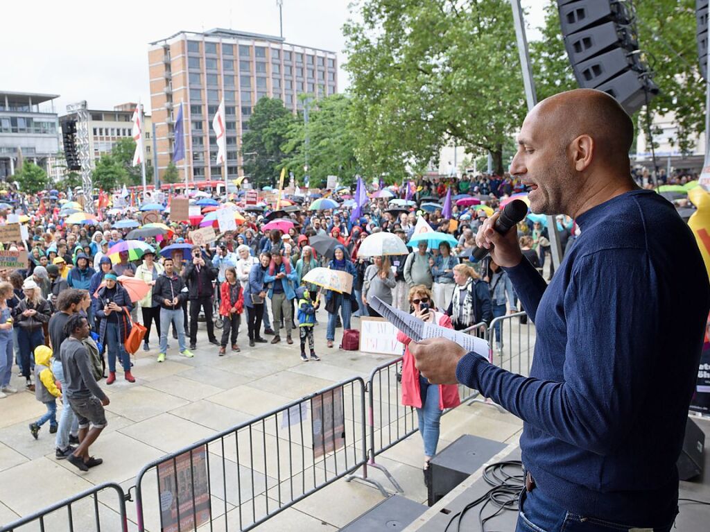 Rund 10.000 Teilnehmende gingen am Sonntag in Freiburg bei der Demonstration gegen Rechtsextremismus auf die Strae.