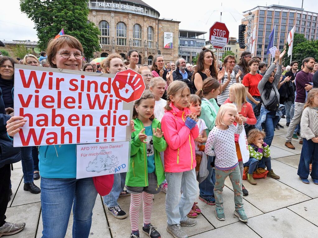 Rund 10.000 Teilnehmende gingen am Sonntag in Freiburg bei der Demonstration gegen Rechtsextremismus auf die Strae.