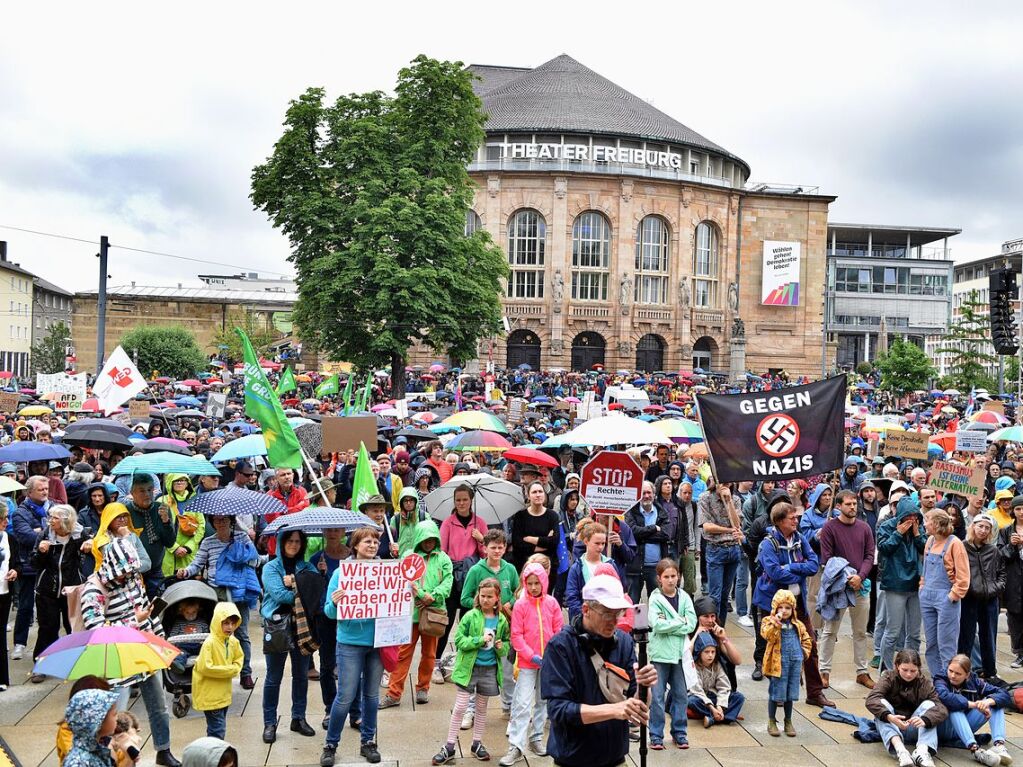 Rund 10.000 Teilnehmende gingen am Sonntag in Freiburg bei der Demonstration gegen Rechtsextremismus auf die Strae.