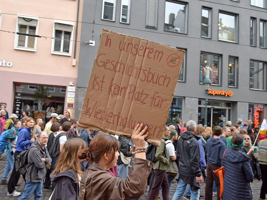 Rund 10.000 Teilnehmende gingen am Sonntag in Freiburg bei der Demonstration gegen Rechtsextremismus auf die Strae.