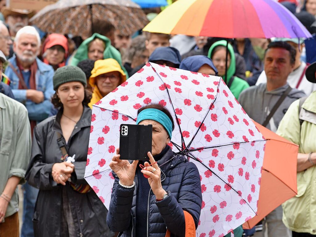 Rund 10.000 Teilnehmende gingen am Sonntag in Freiburg bei der Demonstration gegen Rechtsextremismus auf die Strae.