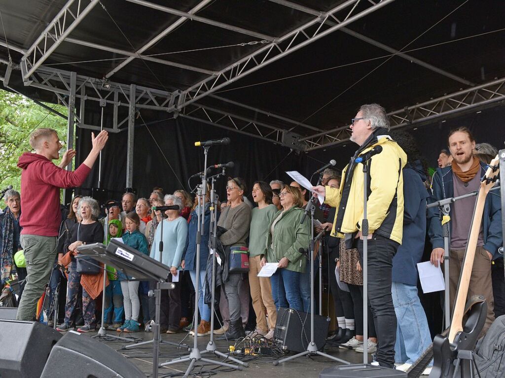 Rund 10.000 Teilnehmende gingen am Sonntag in Freiburg bei der Demonstration gegen Rechtsextremismus auf die Strae.