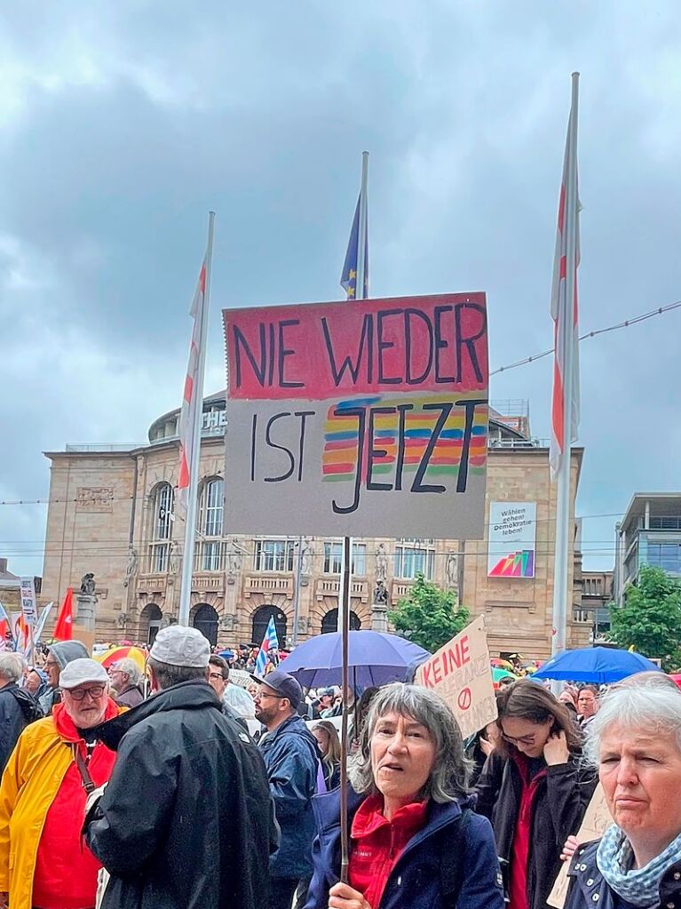 Rund 10.000 Teilnehmende gingen am Sonntag in Freiburg bei der Demonstration gegen Rechtsextremismus auf die Strae.