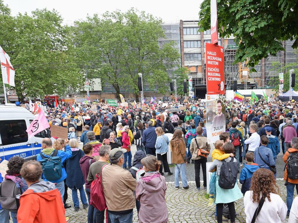 Rund 10.000 Teilnehmende gingen am Sonntag in Freiburg bei der Demonstration gegen Rechtsextremismus auf die Strae.