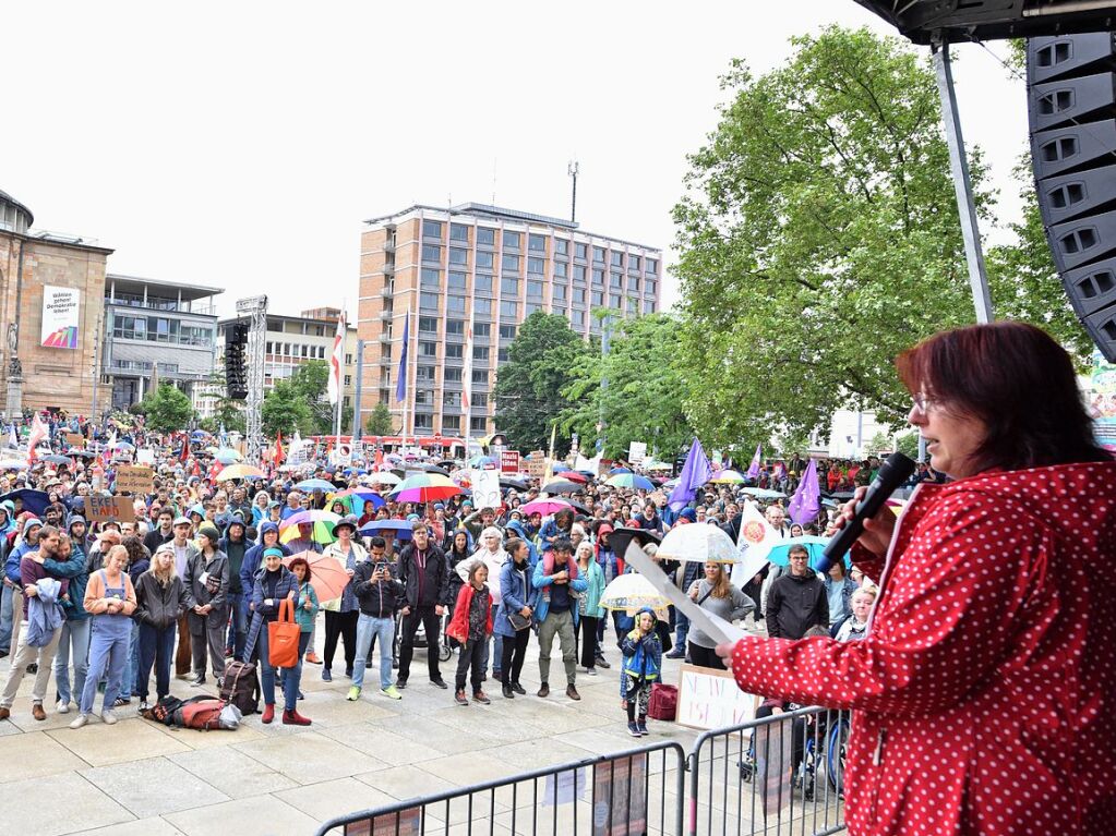 Rund 10.000 Teilnehmende gingen am Sonntag in Freiburg bei der Demonstration gegen Rechtsextremismus auf die Strae.