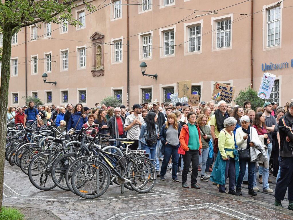 Rund 10.000 Teilnehmende gingen am Sonntag in Freiburg bei der Demonstration gegen Rechtsextremismus auf die Strae.