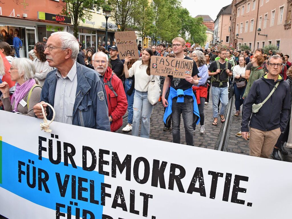 Rund 10.000 Teilnehmende gingen am Sonntag in Freiburg bei der Demonstration gegen Rechtsextremismus auf die Strae.