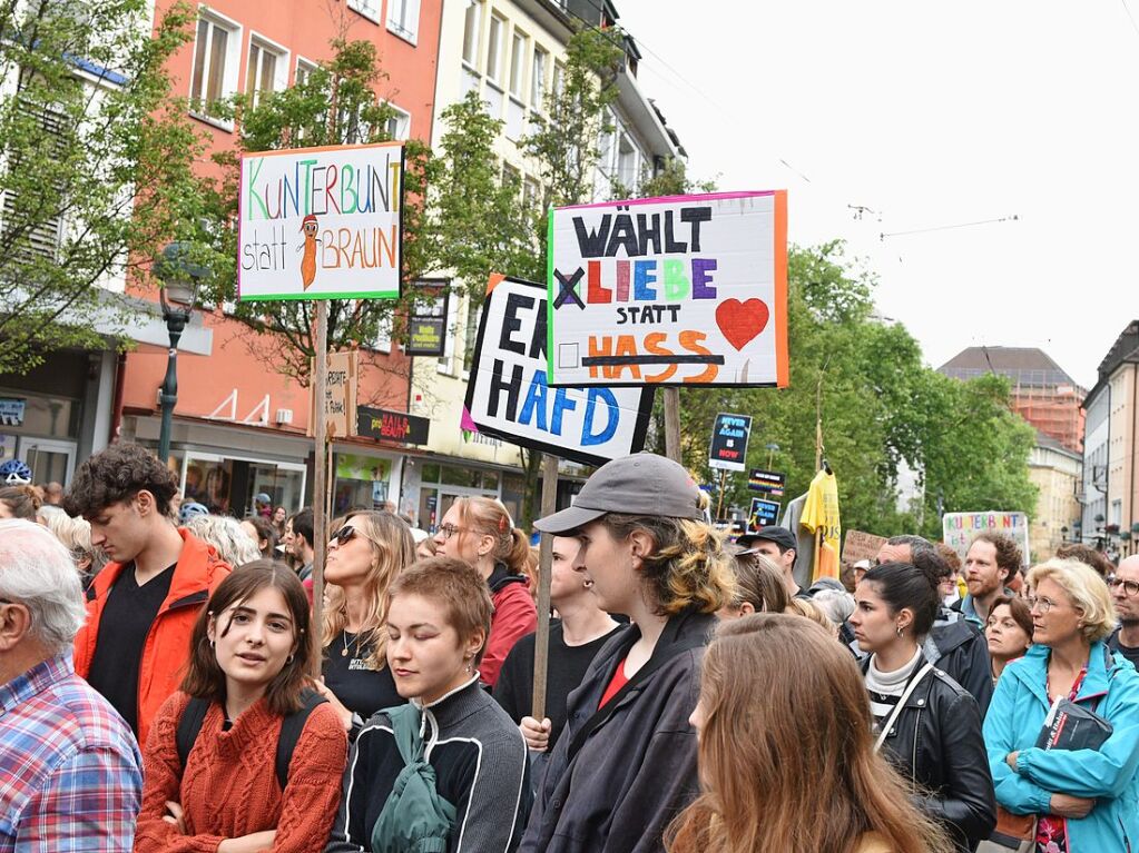 Rund 10.000 Teilnehmende gingen am Sonntag in Freiburg bei der Demonstration gegen Rechtsextremismus auf die Strae.