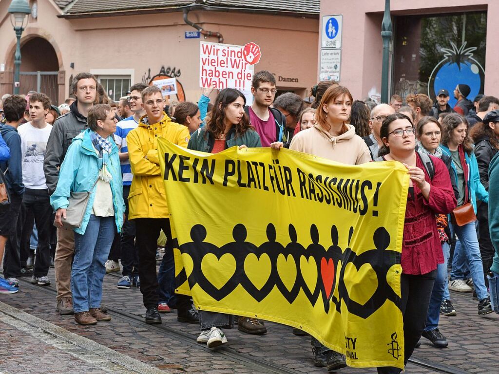 Rund 10.000 Teilnehmende gingen am Sonntag in Freiburg bei der Demonstration gegen Rechtsextremismus auf die Strae.