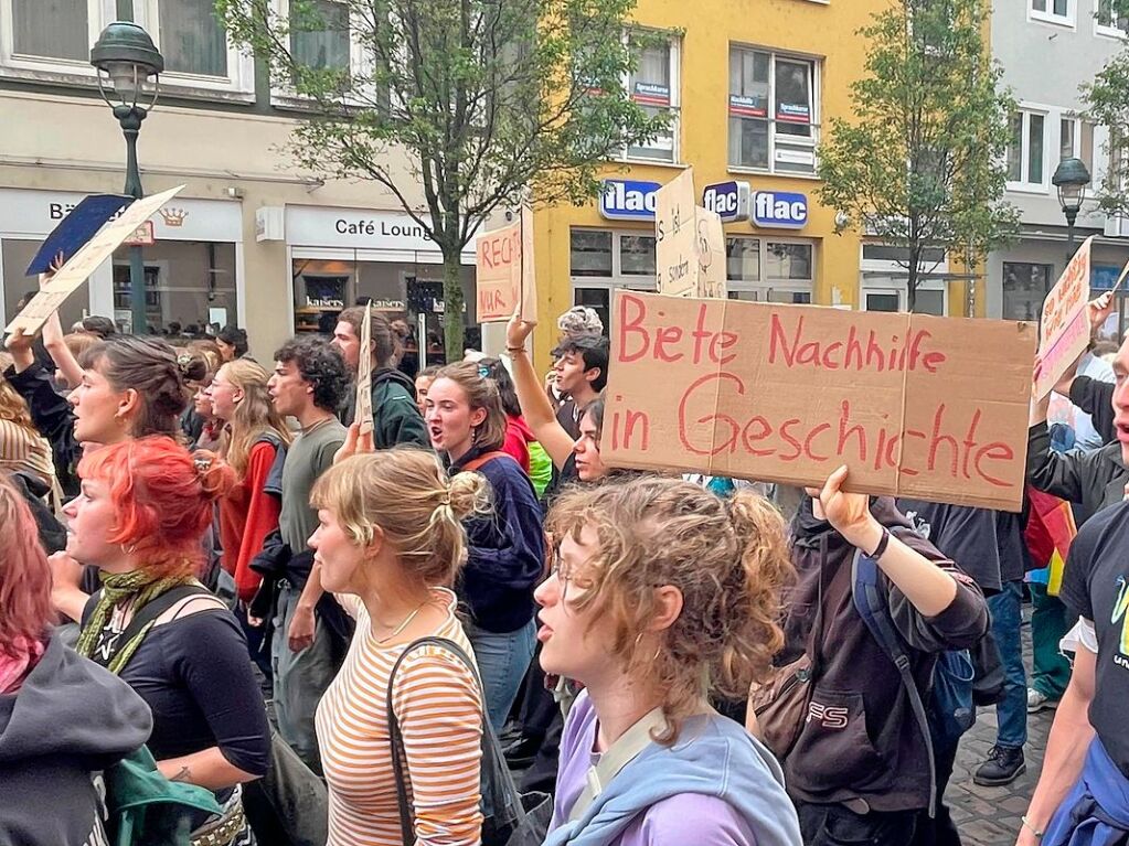 Rund 10.000 Teilnehmende gingen am Sonntag in Freiburg bei der Demonstration gegen Rechtsextremismus auf die Strae.