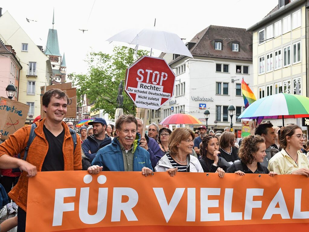 Rund 10.000 Teilnehmende gingen am Sonntag in Freiburg bei der Demonstration gegen Rechtsextremismus auf die Strae.