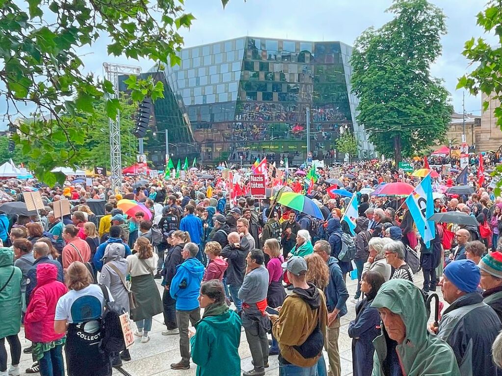 Rund 10.000 Teilnehmende gingen am Sonntag in Freiburg bei der Demonstration gegen Rechtsextremismus auf die Strae.