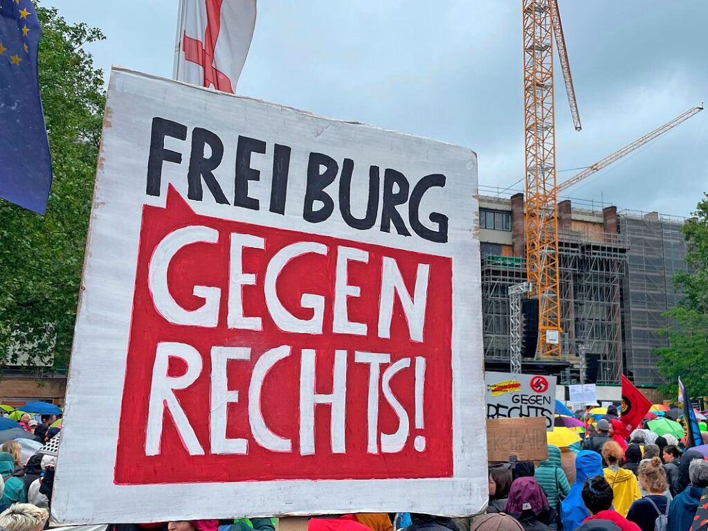 Rund 10.000 Teilnehmende gingen am Sonntag in Freiburg bei der Demonstration gegen Rechtsextremismus auf die Strae.